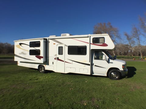 Sunseeker 32', Family Size Camping Machine, Luxury. This Motorhome is custom made, will make your trip unforgettable. Drivable vehicle in Sacramento