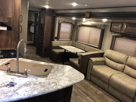 2018 Keystone Cougar 31SQB - Sleeps 11 Tráiler remolcable in Post Falls