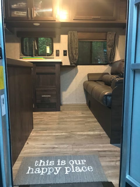 Happy Trails Family Friendly Travel Trailer 2019 Cherokee 269dje Trailer rebocável in Lakeville