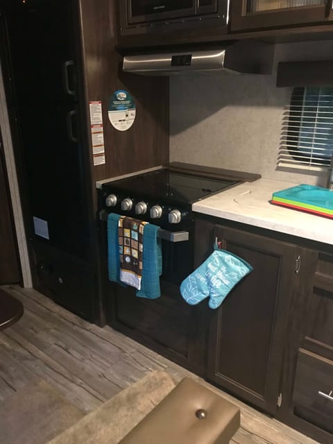 Happy Trails Family Friendly Travel Trailer 2019 Cherokee 269dje Remorque tractable in Lakeville