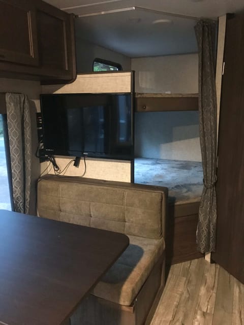 Happy Trails Family Friendly Travel Trailer 2019 Cherokee 269dje Remorque tractable in Lakeville