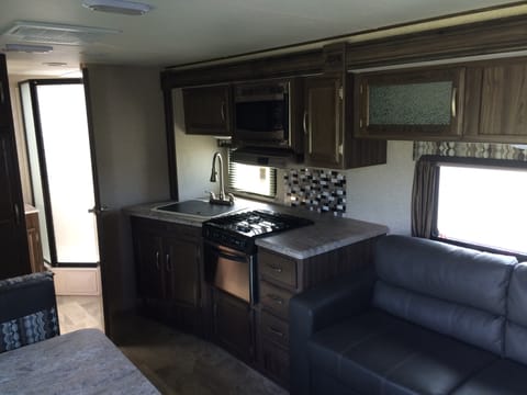 NEW Coachmen Apex | Luxury, Spacious, & Lightweight | Sleeps 6-7 Towable trailer in Lake Wylie