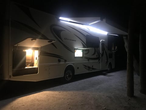 Luxury Camping - 2018 Thor Motor Coach Hurricane Drivable vehicle in Palm Harbor