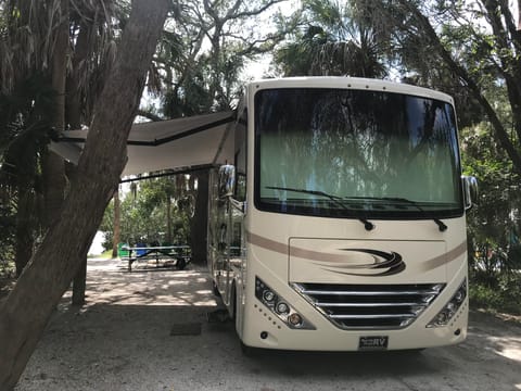 Luxury Camping - 2018 Thor Motor Coach Hurricane Drivable vehicle in Palm Harbor