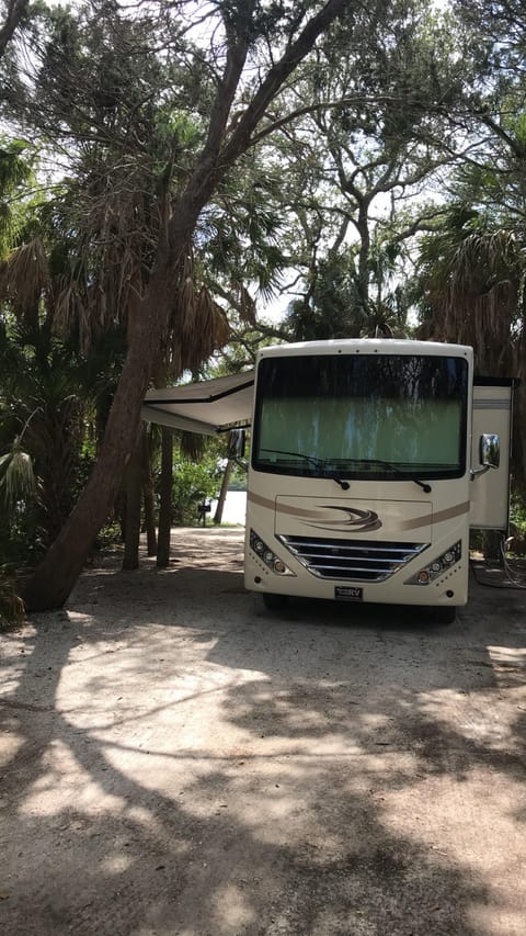 Luxury Camping - 2018 Thor Motor Coach Hurricane Drivable vehicle in Palm Harbor