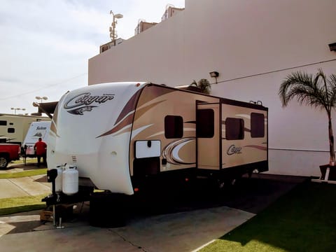 2017 Keystone Cougar Lite, Luxury Condo on Wheels! Towable trailer in Apple Valley