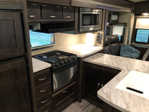 2018 Keystone Outback 326 RL - The Queen Bee Towable trailer in Chesapeake