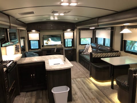 2018 Keystone Outback 326 RL - The Queen Bee Towable trailer in Chesapeake