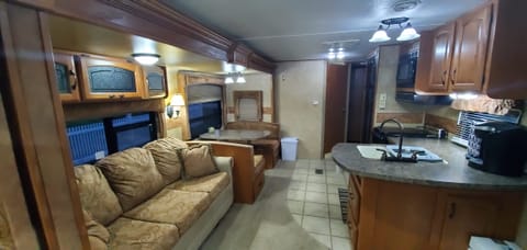 Clean, Smoke & Pet Free RV.  Just bring your clothes & food! Towable trailer in Spring Hill