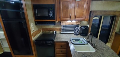 Clean, Smoke & Pet Free RV.  Just bring your clothes & food! Towable trailer in Spring Hill