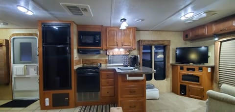 Clean, Smoke & Pet Free RV.  Just bring your clothes & food! Towable trailer in Spring Hill