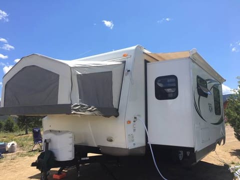 Clean, spacious travel trailer, sleeps up to 8! Tráiler remolcable in Englewood