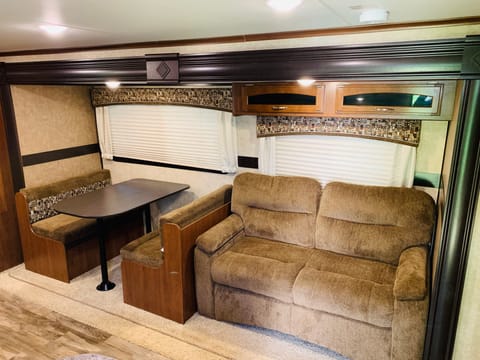 2017 Jayco Jay Feather 25BH Towable trailer in Lake Norman