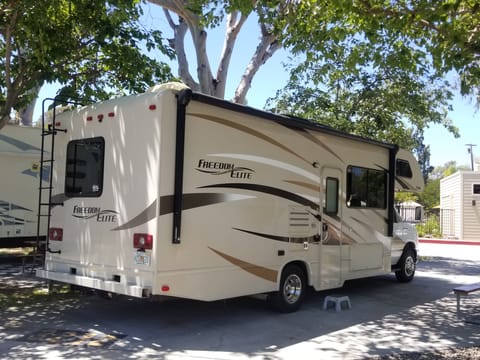 ELITE • BEAUTIFUL MID SIZE RV • SOLAR POWER SYSTEM Drivable vehicle in National City
