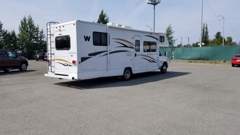 CHALET - 2011 Winnebago Chalet 29TR Drivable vehicle in Anchorage