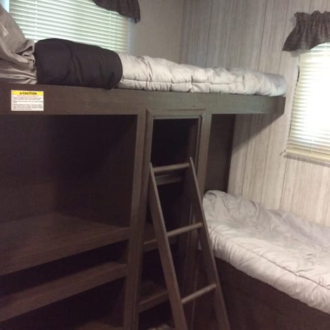 2020 DS320 Pioneer, with 4 bunks,  queen master,, Tráiler remolcable in Ossipee Lake