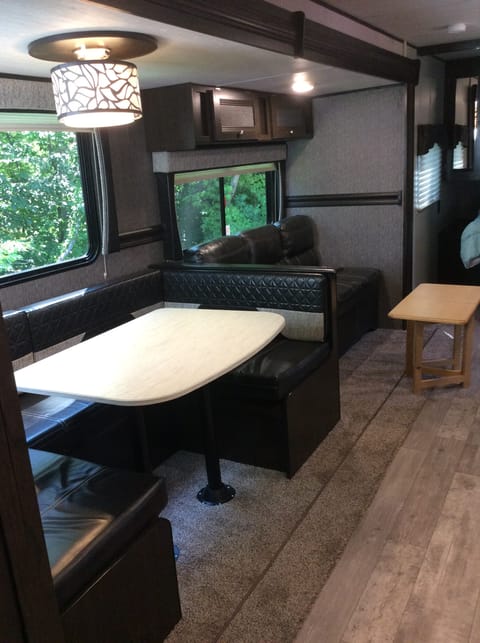 2020 DS320 Pioneer, with 4 bunks,  queen master,, Tráiler remolcable in Ossipee Lake