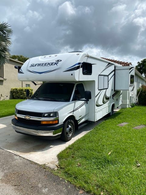 The McGregors Class C RV Easy To Drive VERY CLEAN Drivable vehicle in Pompano Beach