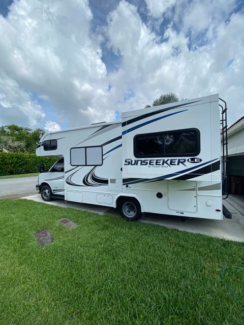 The McGregors Class C RV Easy To Drive VERY CLEAN Vehículo funcional in Pompano Beach