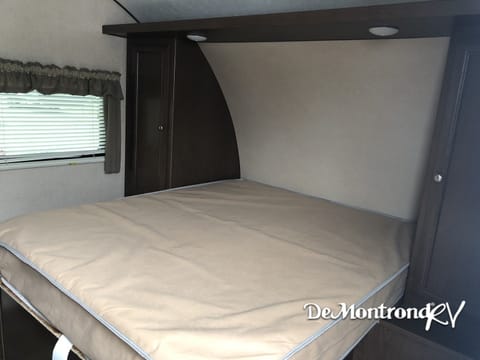 2017 Shasta Oasis 18FQ Towable trailer in La Porte