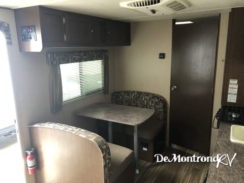 2017 Shasta Oasis 18FQ Towable trailer in La Porte