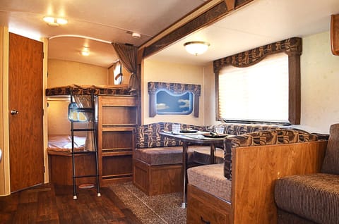 10 Little Travelers 26' Camping Trailer Towable trailer in Cedar Hills