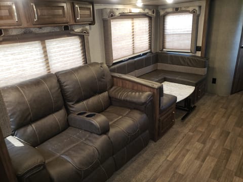2018 Cougar 29' bunkhouse Towable trailer in Discovery Bay