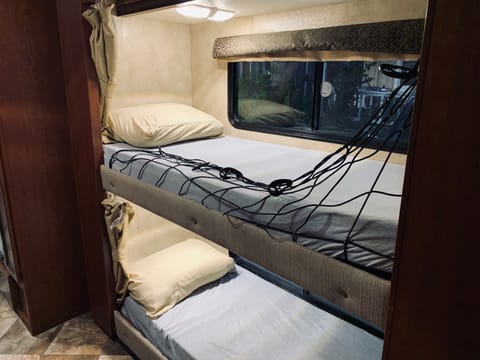 2015 Moon Dancer Pet Friendly RV Rental With Bunk Beds 4 TV's Véhicule routier in Hayward