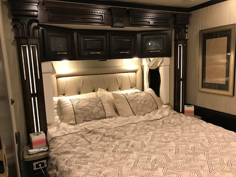 BLACK-OUT custom coach! RARE triple bunk. Véhicule routier in Brecksville