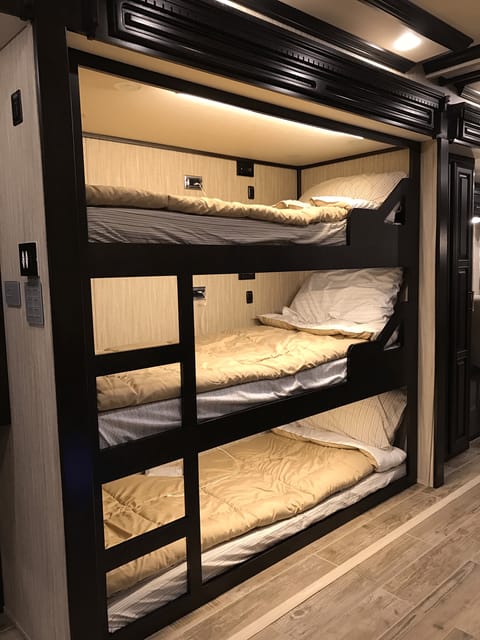 BLACK-OUT custom coach! RARE triple bunk. Veicolo da guidare in Brecksville