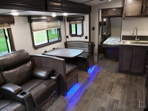 Recliners, outdoor kitchen, and fully furnished Tráiler remolcable in Dellona