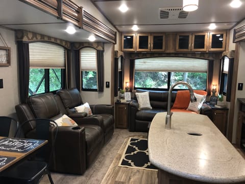 Got S'more's? 2018 Keystone Laredo Delivery Only Remorque tractable in Maryville