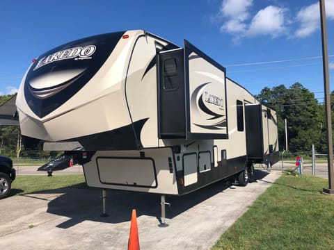 Got S'more's? 2018 Keystone Laredo Delivery Only Rimorchio trainabile in Maryville