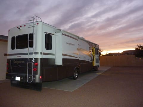 2005 Forest River - Geogetown XL - Fun in the SUN! Drivable vehicle in Lakewood Ranch