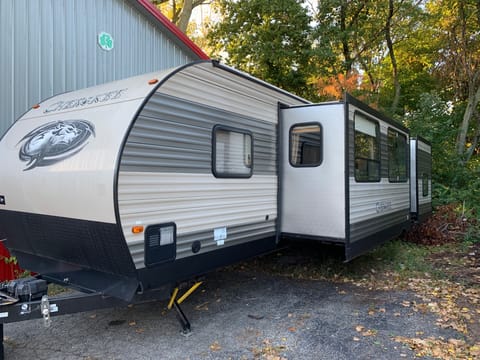 35' Cherokee Sleeps 12 with TRIPLE slide out! HUGE Towable trailer in Kettering
