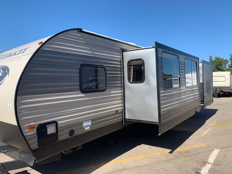 35' Cherokee Sleeps 12 with TRIPLE slide out! HUGE Towable trailer in Kettering