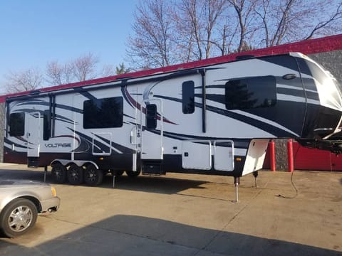 2014 Voltage 3895 Corporate/Hunter Edition Towable trailer in Norman