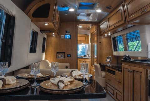 2018 Airstream Classic 33 Towable trailer in Three Rivers