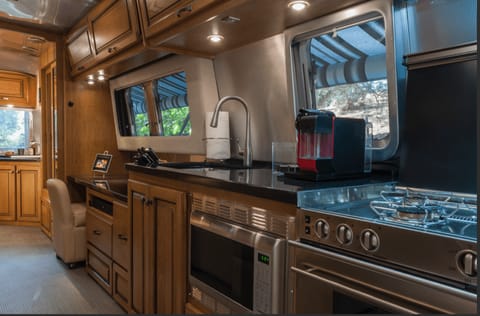 2018 Airstream Classic 33 Towable trailer in Three Rivers