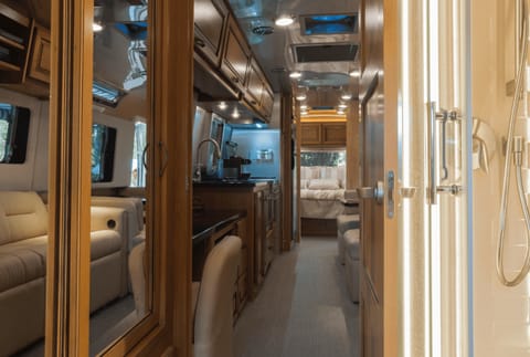 2018 Airstream Classic 33 Towable trailer in Three Rivers