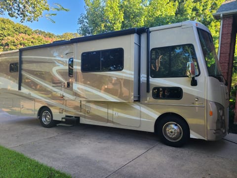 2017 Winnebago Vista LX 30T Drivable vehicle in Grapevine