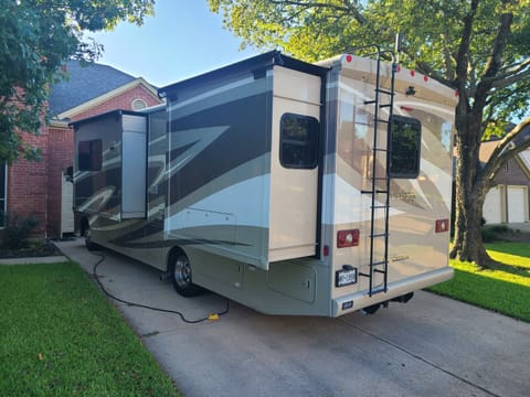 2017 Winnebago Vista LX 30T Drivable vehicle in Grapevine