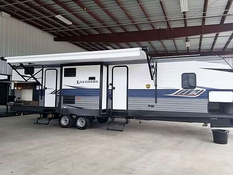 Beautiful, fully stocked home away from home Towable trailer in Pearland