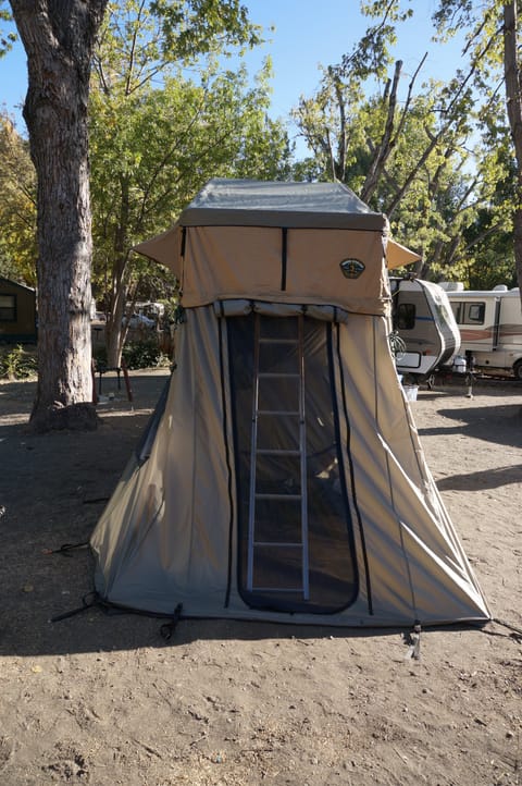 Experience Glamping on a Jeep's Rooftop Tent! Reisemobil in Upland