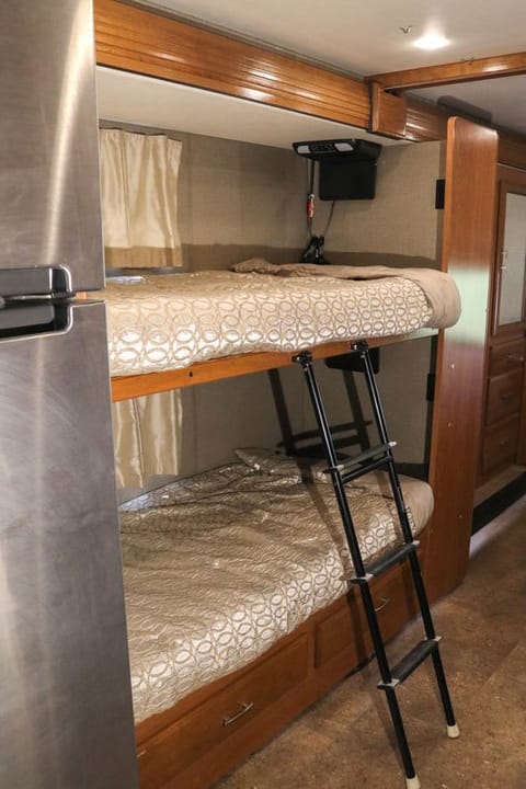 Glamping Vesta w/ bunk-beds, WiFi, auto-levelers Drivable vehicle in Rancho Cucamonga