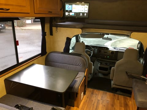 2013 Thor Motor Coach Majestic Véhicule routier in Hillsboro