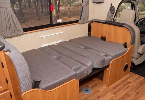 2015 30.5' Motorhome - Sleeps 6-7 - "Sojourner" Drivable vehicle in Lehighton