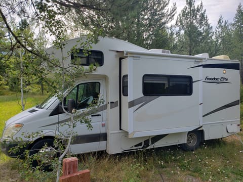 24 ft Sprinter Chassis Motorhome. Great mpg and easy to drive! Drivable vehicle in Easthampton