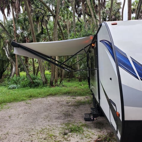 Fun Family Camper Towable trailer in Spring Hill