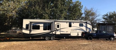 Short or long term 2018 KZ Durango with back deck Remorque tractable in Eastvale